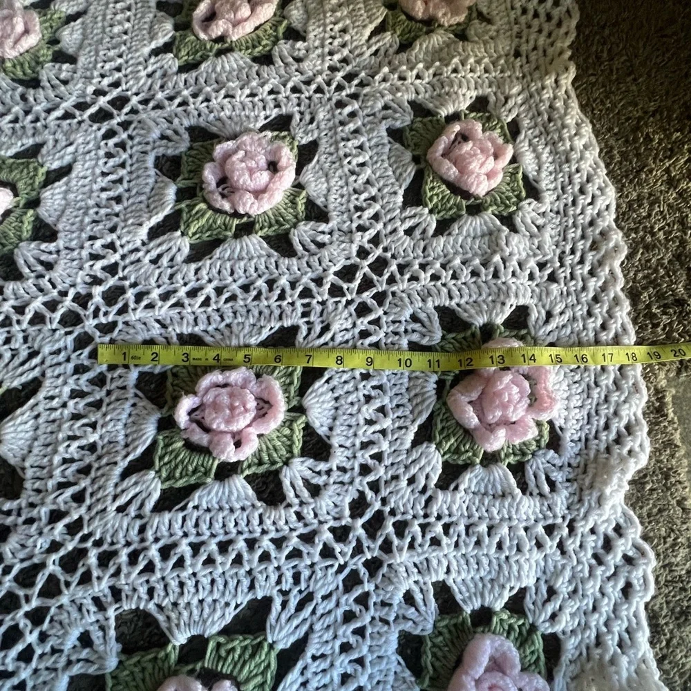 Handmade square afghan roses white pink green - Picture 7 of 9